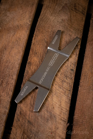 Zilveren Dunlop DGT03 System 65 Uni-Wrench moersleutel op een warme houten ondergrond
